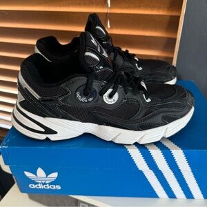 ASTIR ADIDAS SNEAKERS